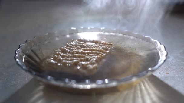 蒸気が麺の上に行きます,クローズアップ側のビュー. — ストック動画