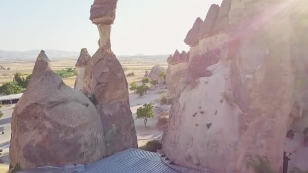 Cappadocië Turkije bekijken van boven neergeschoten door een drone ballonnen en een heleboel mensen — Stockvideo
