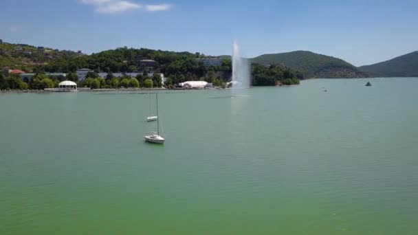 Озеро Абрау Дурсо и фонтан на воде — стоковое видео