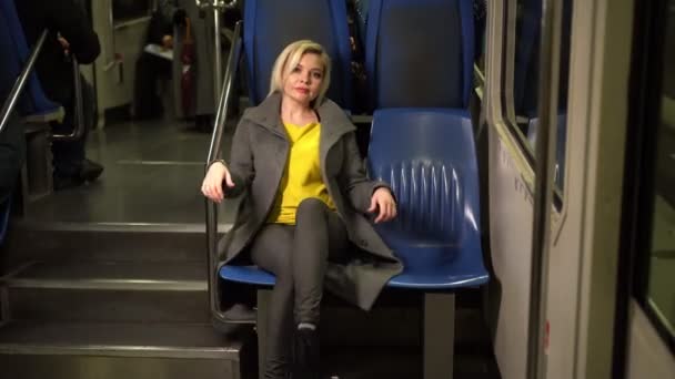 Blonde sitzt in U-Bahn oder Standseilbahn — Stockvideo