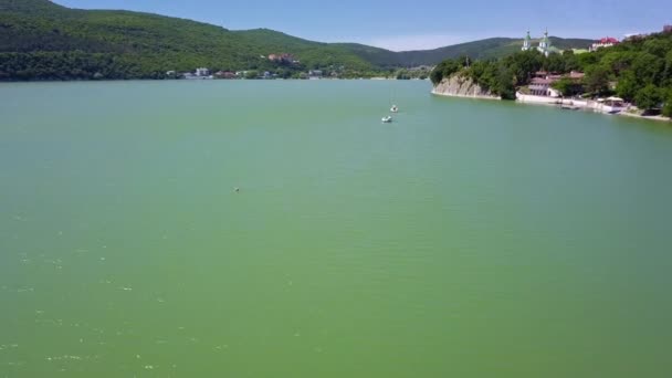 Озеро Абрау Дурсо и фонтан на воде — стоковое видео