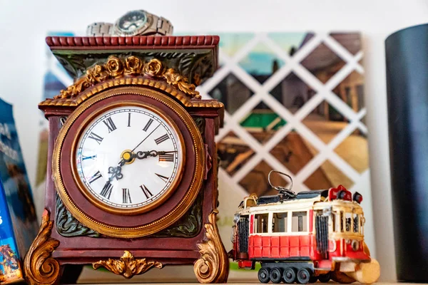 Retro clock and figurine tram — Stockfoto