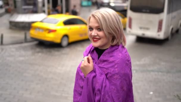 Blonde with red lips on a background of taxis — Stock Video