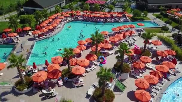 Widok z góry na hotel basenów — Wideo stockowe