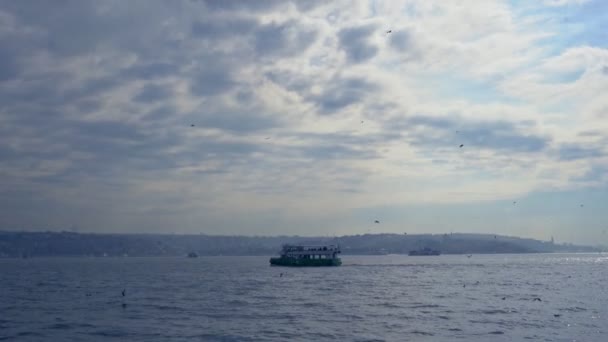 Корабель на зимовому морі — стокове відео