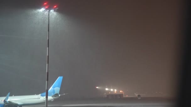 A column with a lantern on the runway from the plane — Stock videók