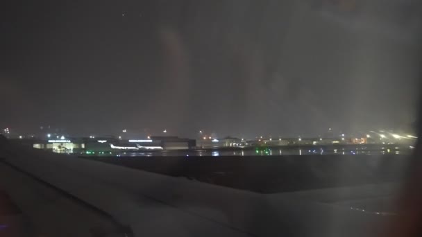 The takeoff from the window at the wing Istanbul — Stockvideo