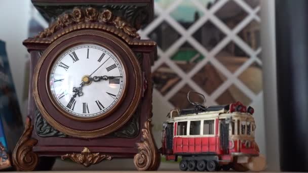 Ретро-часы и фигурный трамвай — стоковое видео