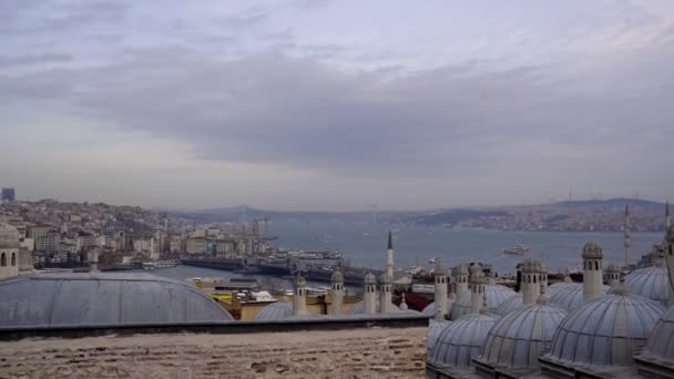 La vista sul tetto di Istanbul e Bosforo dal ponte di osservazione — Video Stock