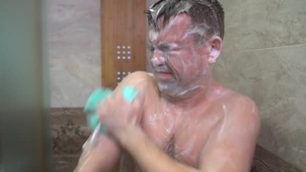 Diversión Masculina Tomar Una Ducha Con Jabón Paño — Vídeo de stock