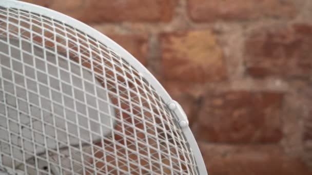 Белый вентилятор работает с грязными лезвиями — стоковое видео