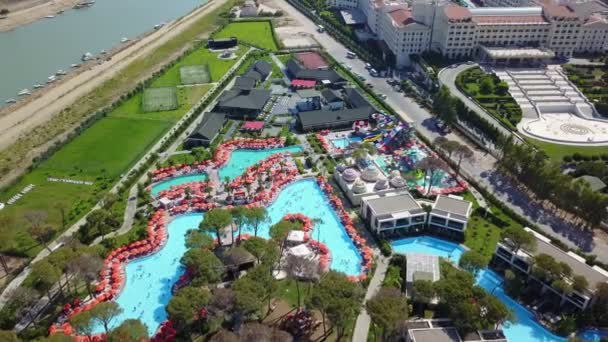 Vista superior sobre o hotel das piscinas — Vídeo de Stock