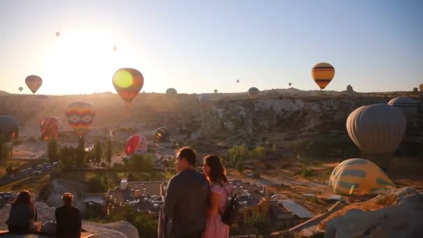 Kapadokya Türkiye 'nin yukarıdan görünüşü İHA balonları ve bir sürü insan tarafından çekiliyor — Stok video