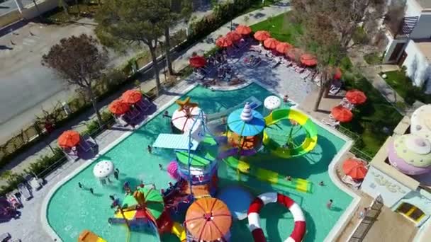 Parc aquatique vue de dessus diapositives colorées — Video