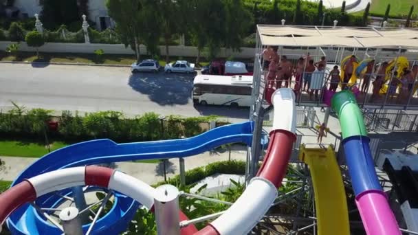Parque aquático vista superior slides coloridos — Vídeo de Stock