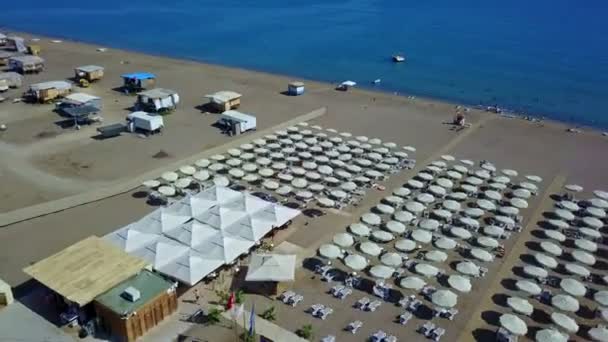 Sandy beach with white parasols — 图库视频影像