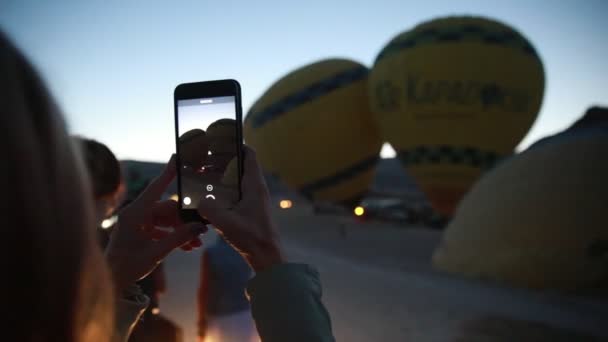 Cappadocia Törökország lő egy mobiltelefon léggömbök. — Stock videók