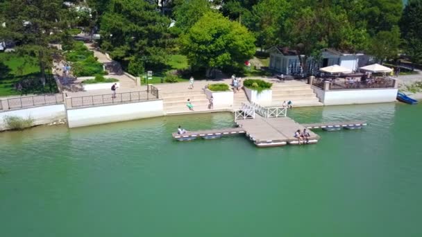 Muelle en el lago Abrau Dyurso por encima — Vídeos de Stock