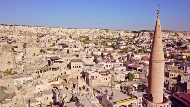 Kapadokya Türkiye şehir manzarası tepeden bir İHA 'yı vuruyor. — Stok video