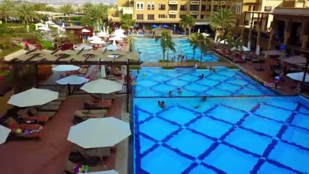 Pool at the hotel and the sea view from the top — Stockvideo