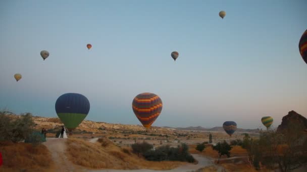 Capadocia Turquía vista desde arriba disparada por un dron globos . — Vídeo de stock