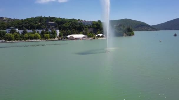 Озеро Абрау Дурсо и фонтан на воде — стоковое видео