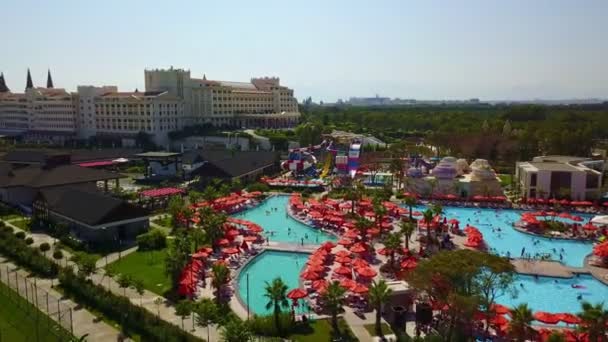Vista superior sobre o hotel das piscinas — Vídeo de Stock