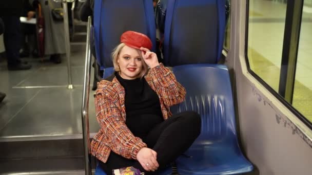 Plná blondýnka sedí v podzemním voze nebo lanovce — Stock video