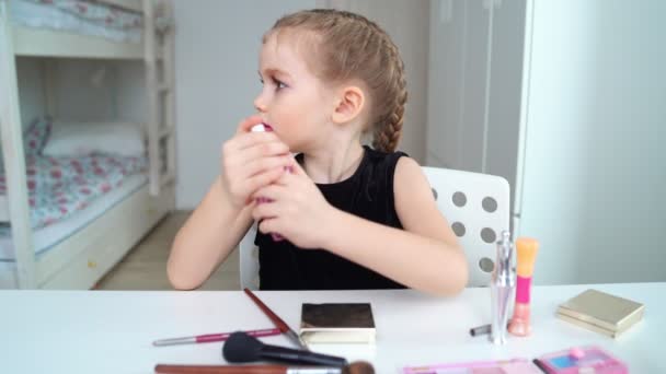 Little girl doing the makeup at home. Beauty blogger. Moisturizes the face. — Stockvideo