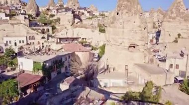 Kapadokya Türkiye şehir manzarası tepeden bir İHA 'yı vuruyor.