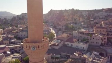 Kapadokya Türkiye şehir manzarası tepeden bir İHA 'yı vuruyor.