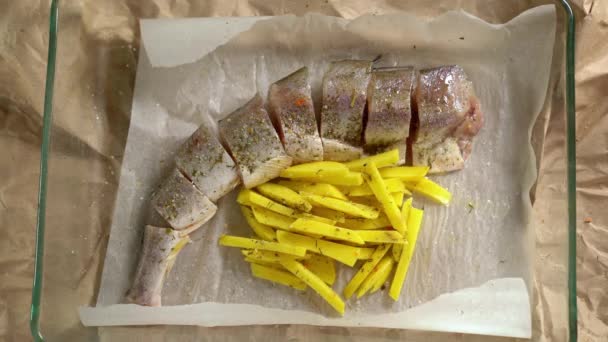 Cooking. Fish and potatoes on pan, put lemon — Αρχείο Βίντεο
