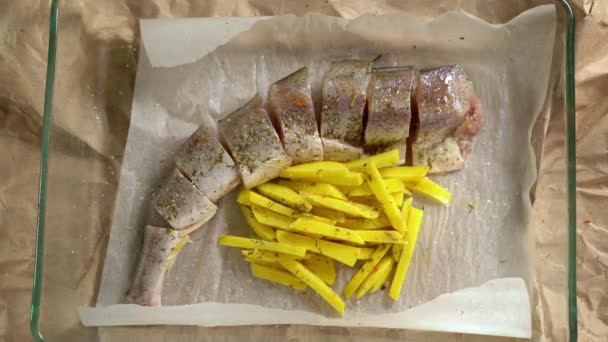 Cozinhar. Peixe e batatas na panela, põem o limão — Vídeo de Stock