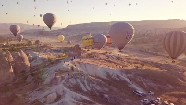 カッパドキア上空からのトルコの眺めドローン気球による撮影. — ストック動画