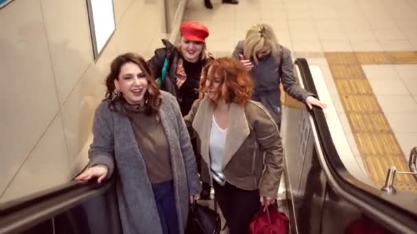 Girls fun climb on the escalator out of the subway — Stock videók