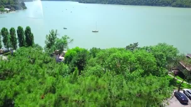 Park and lake with a pier in Abrau Dyurso top view — Stockvideo