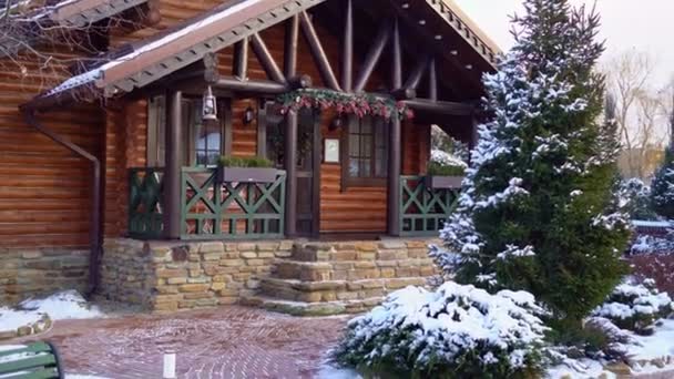Bela casa de madeira no inverno . — Vídeo de Stock