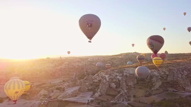 Cappadocia Turkije bekijken van boven schot door een drone ballonnen. — Stockvideo