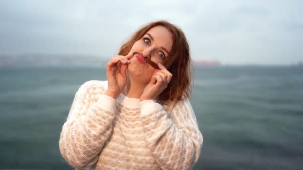 Ragazza rossa sotto la pioggia giocare con i capelli — Video Stock