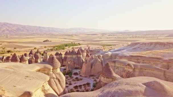 Cappadocië, Turkije het uitzicht vanaf de top van de berg schieten op een quadcopter. Landschap. — Stockvideo