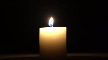 Mum karanlıkta yanıyor..