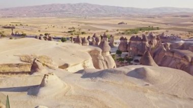 Kapadokya, Türkiye Dağın tepesinden bir kuadkoptere ateş etme manzarası. Peyzaj.