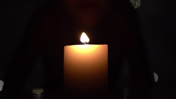 Candle in the dark and the little girl. — Stock Video