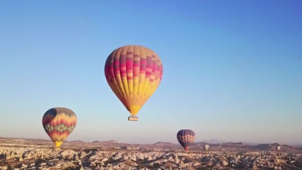 Cappadocia Turecko pohled shora střílel dron balónky. — Stock video
