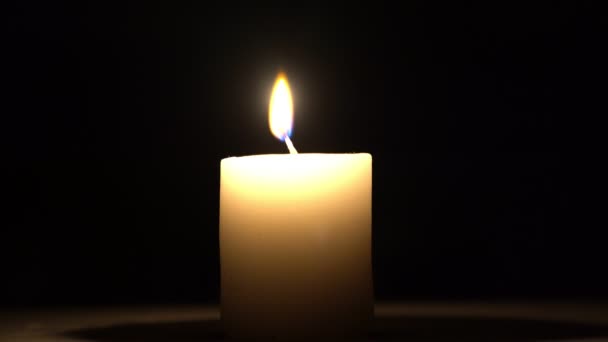 A vela arde na escuridão . — Vídeo de Stock