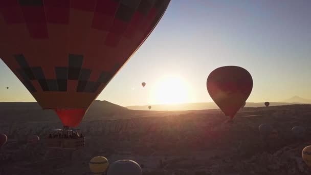 Cappadocia Turkije bekijken van boven schot door een drone ballonnen. — Stockvideo