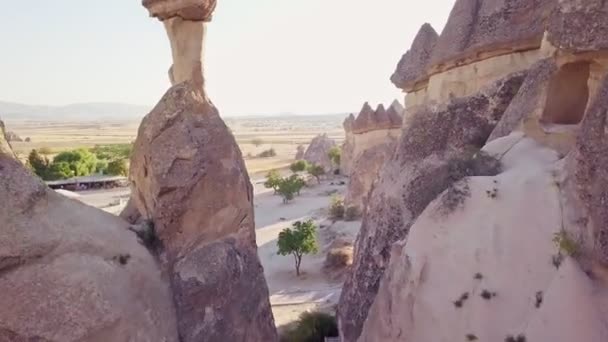 Каппадокія, Туреччина Вид з вершини гори стріляв у квадрокоптер. Ландшафт. — стокове відео
