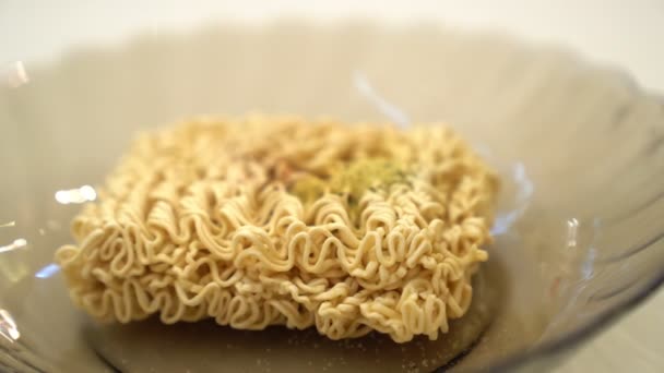 Noodles, pour hot water, large palm. — Stockvideo