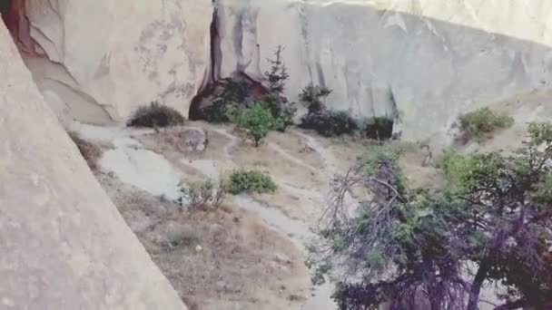 Kapadokya, Türkiye Dağın tepesinden bir kuadkoptere ateş etme manzarası. Peyzaj. — Stok video