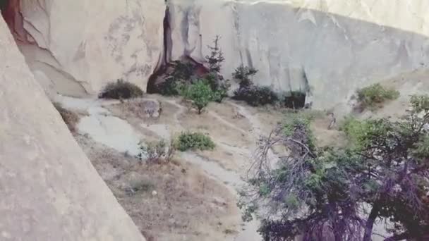 Cappadocië, Turkije het uitzicht vanaf de top van de berg schieten op een quadcopter. Landschap. — Stockvideo